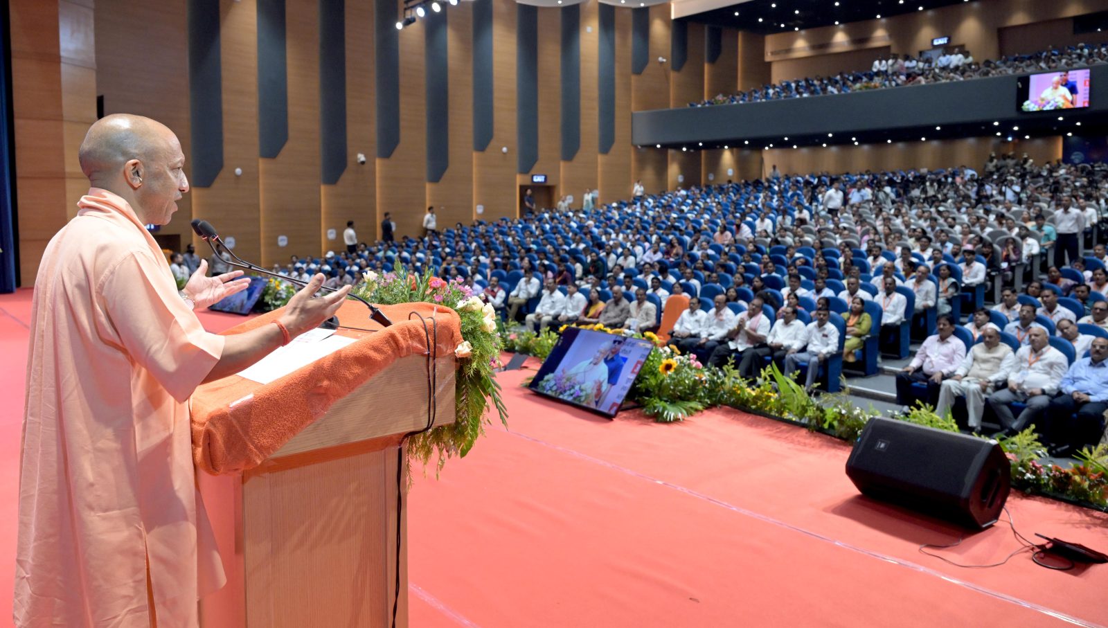 एक शिक्षक केवल कक्षा में पाठ्यक्रम पूरा करने तक सीमित नहीं होता, बल्कि वह विद्यार्थियों के व्यक्तित्व, संस्कार, चरित्र, अनुशासन, जिज्ञासा और राष्ट्रबोध का निर्माण करता  ---  मुख्यमंत्री योगी आदित्यनाथ