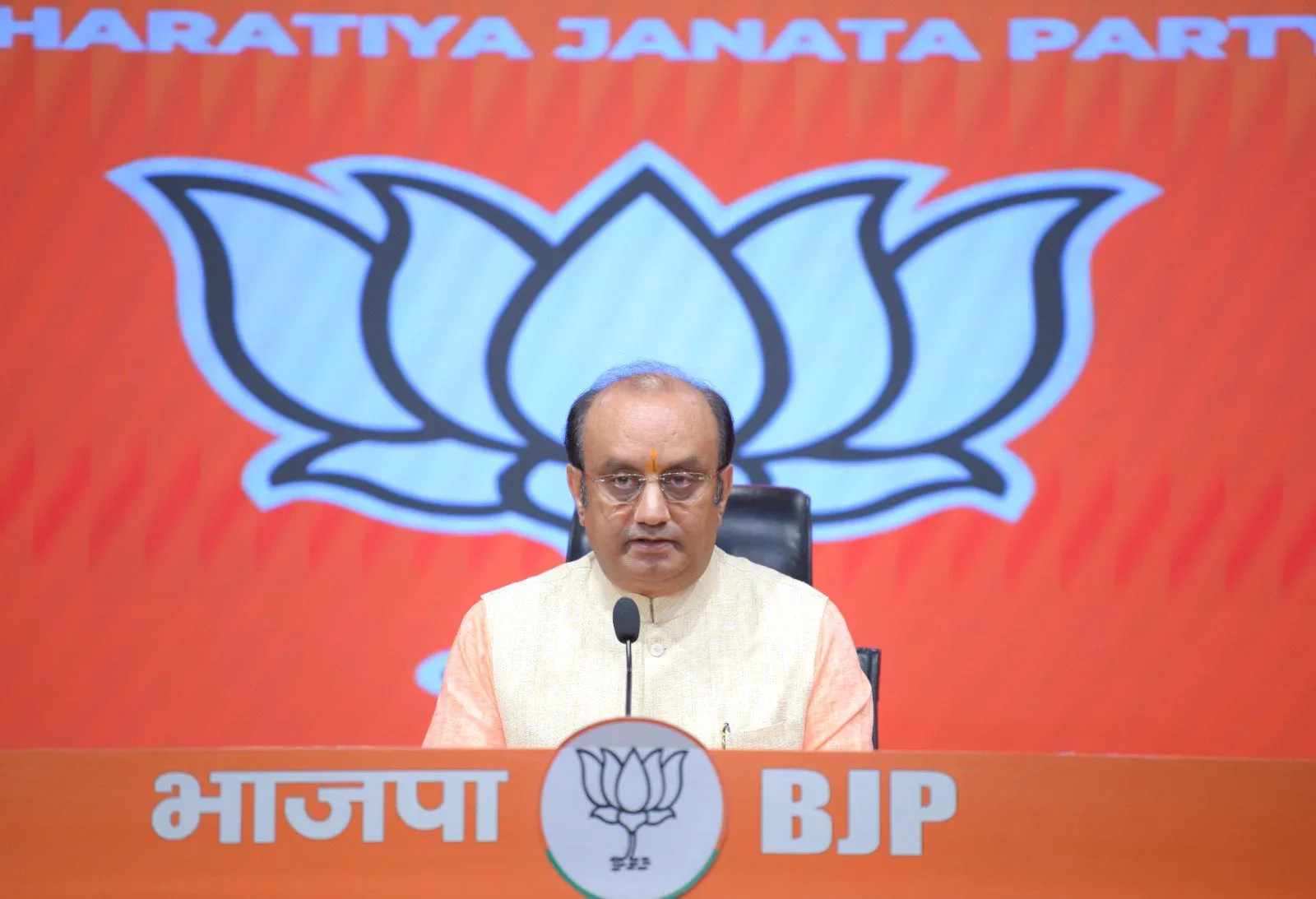 आखिर कांग्रेस संदिग्ध मतदाताओं को बिना किसी जांच के मतदान का अधिकार देकर किसे फायदा पहुंचाना चाहती है?  --- भाजपा का तीखा हमला